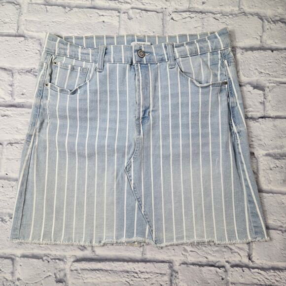 Kensie Jeans Denim Skirt Light Blue Pinstripe size 6/28 Miniskirt Distressed - Picture 1 of 12